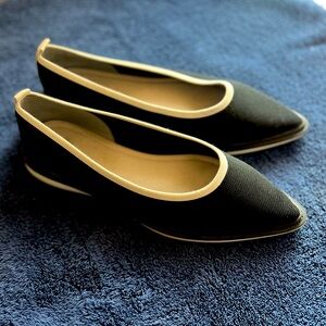 Like New 🖤 Black flats with crème detail